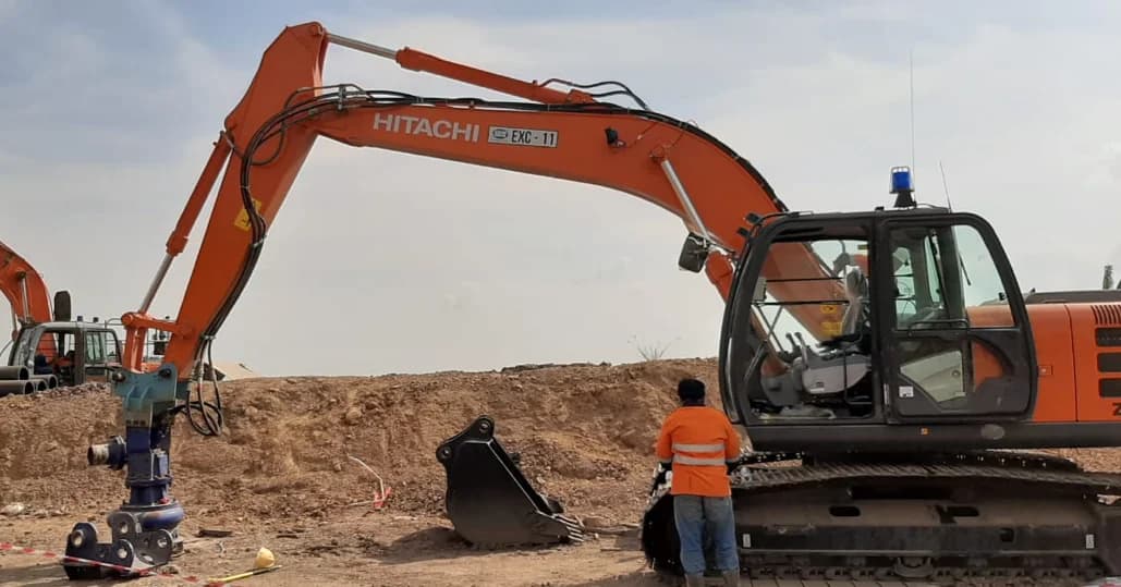 Excavator di gabungkan dengan submersible pump