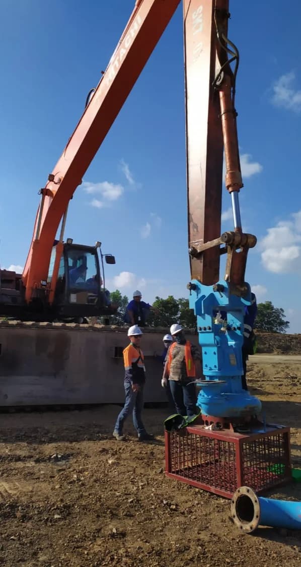 Excavator di gabungkan dengan submersible pump