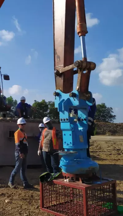 slurry submersible pump/pompa celup lumpur di pasangkan dengan excavator 20 ton dan filter oleh PT Samudera Biru Nusantara